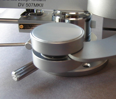 トーンアームDV 507MKIIに採用されている電磁粘性ダンパー／拡大図